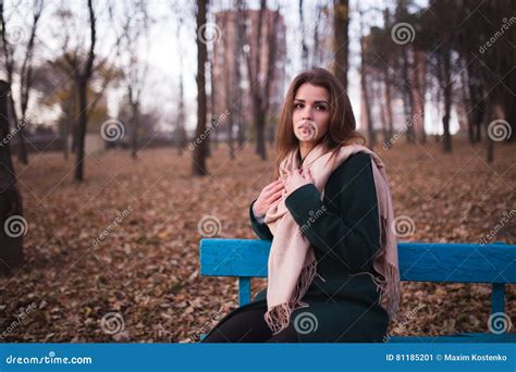 Belle Jeune Femme De Brune S Asseyant Sur Un Banc En Parc D Automne