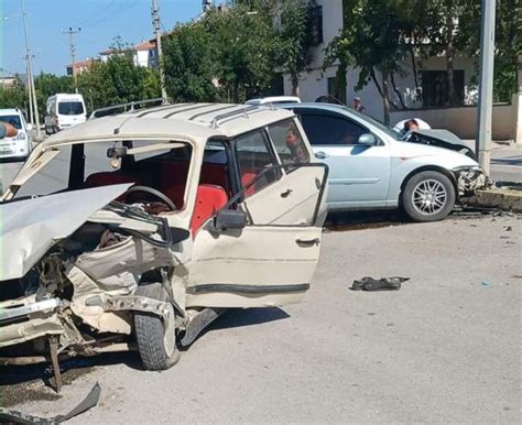 Çorum da iki otomobilin çarpıştığı kaza kamerada