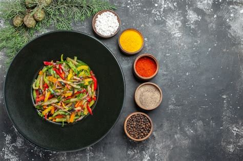 Vista Superior De Uma Saborosa Salada De Vegetais Em Superf Cie Escura