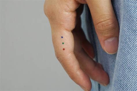 probable estrés Hacia arriba tatuajes de puntos de colores Frank