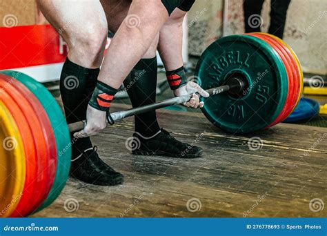 El Atleta Powerlifter Interpretando Pesada Barbacoa En La Competencia