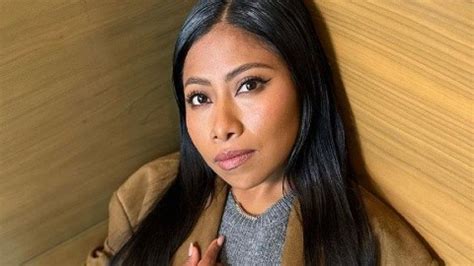 Yalitza Aparicio En Minifalda Car Sima Presume Sus Torneadas Piernas