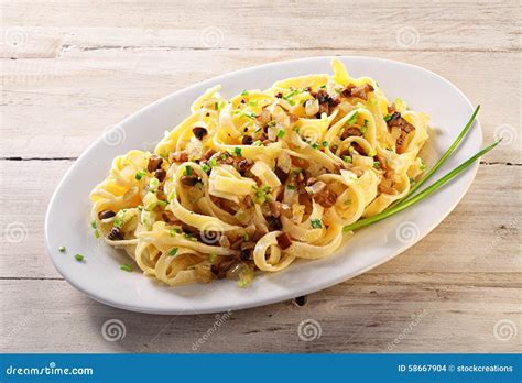 Massa Gourmet Do Fettuccine Na Placa Na Tabela Foto De Stock Imagem