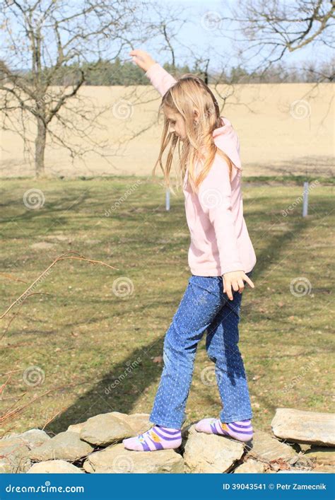 Fille Dans Les Chaussettes Sur Le Mur Image Stock Image Du Pierre