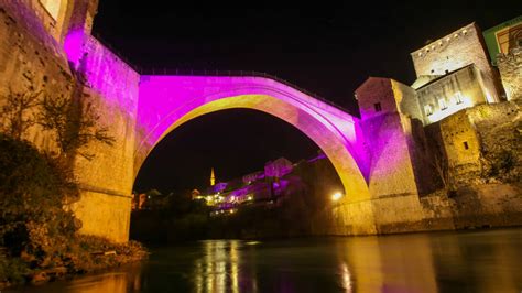 Stari most u ljubičastoj boji