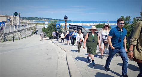 VIESTE E Boom Di Turisti Stranieri Tanti Gruppi Di Inglesi