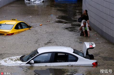 土耳其暴雨街道被淹 车辆泡澡民众站车顶等候救援 搜狐大视野 搜狐新闻