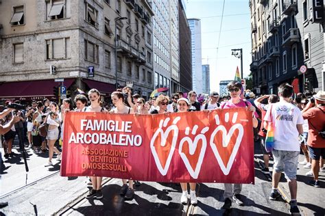 Gay Pride Milano La Sfilata Corriere It