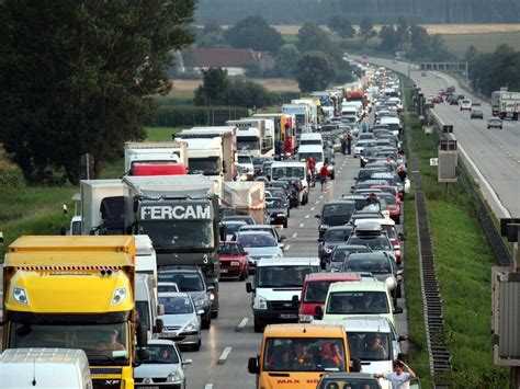 Stau Rettungsgasse Rei Verschluss Richtiges Verhalten Auf Der