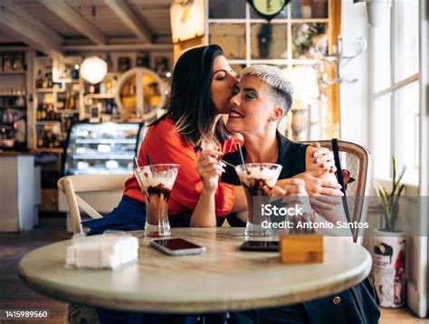 Photo Libre De Droit De Un Jeune Couple De Lesbiennes Sembrasse Dans Un Café Banque Dimages Et