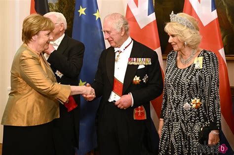 Los Reyes Carlos Y Camilla Saludan A Angela Merkel En Berl N La