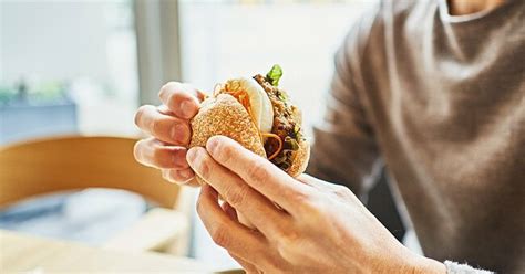 意外と知らない「ハンバーガーの正しい食べ方」具や汁をこぼさないコツは？ 男のオフビジネス ダイヤモンド・オンライン