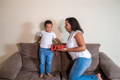 Madre E Hijo Jugando Con La Palabra Amor En El D A De La Madre Foto