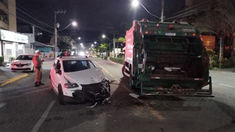 Motorista bêbado é preso após bater em caminhão de coleta de lixo em