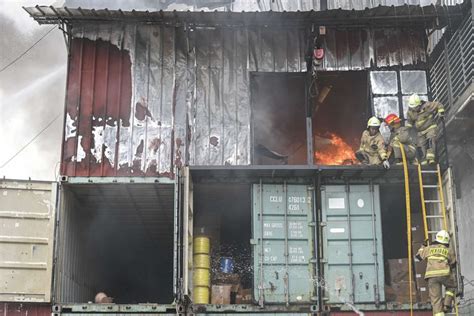 Foto BERITA FOTO Kebakaran Landa Gudang Penyimpanan Kabel Fiber