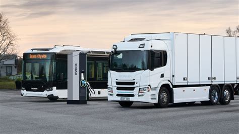 Scania lanza autobuses eléctricos con 500 km de autonomía y baterías