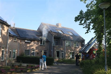 Brandweer Haalt Zwaargewonde Vrouw Uit Brandend Huis