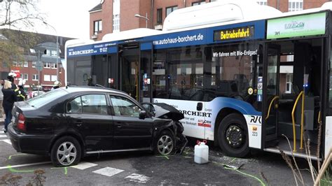 Schwerer Unfall In Euskirchen Auto Kracht In Linienbus Mehrere Verletzte