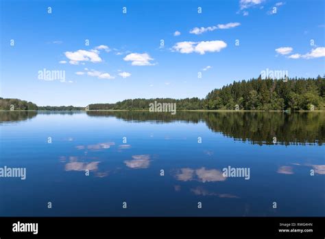 Wolken Reflektieren Sich Im Wasser Fotos Und Bildmaterial In Hoher