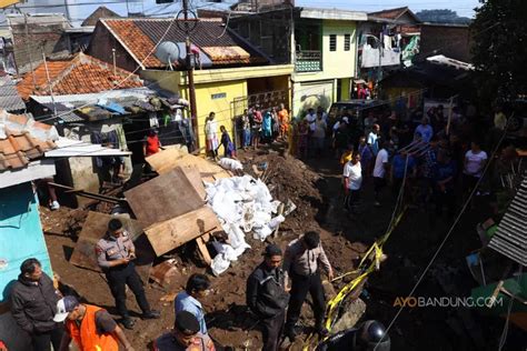 FOTO Dua Rumah Warga Rusak Berat Akibat Pipa PDAM Tirtawening Pecah