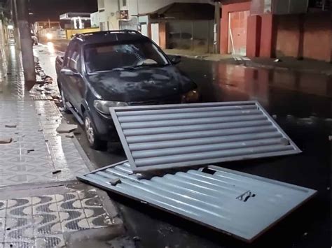 Vídeo Forte tempestade atinge Colatina e Montanha e causa estragos