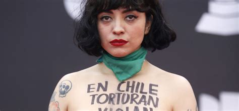 La Cantante Mon Laferte Muestra Sus Pechos En Los Grammy Latinos Para