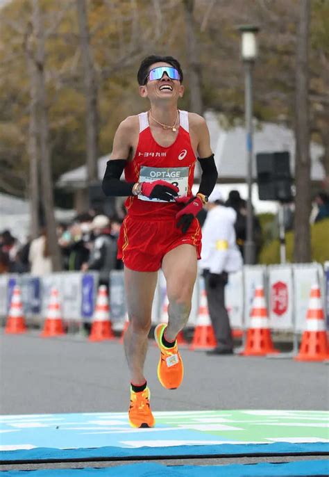 ＜大阪マラソン・びわ湖毎日マラソン 統合大会＞6位でゴールする今井正人（撮影・平嶋 理子） ― スポニチ Sponichi Annex スポーツ