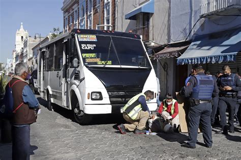 Microbús de la Ruta 38 atropella a una mujer en el centro de Puebla