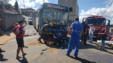 Motociclista Sofre Batida E Vai Parar Embaixo De Nibus