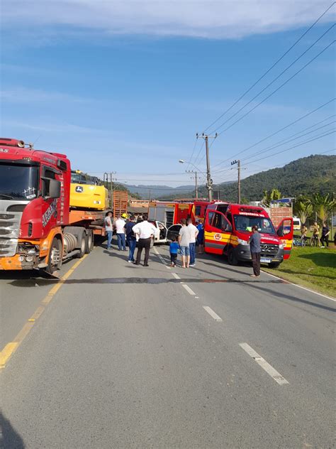 Caminh O Carregado Toras Corta A Frente De Motociclista E Provoca