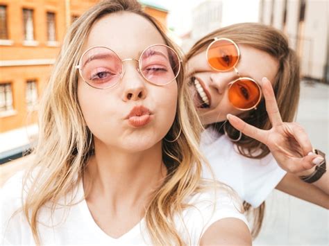 Deux Jeunes Femmes Blondes Hipster Souriantes En Vêtements Dété