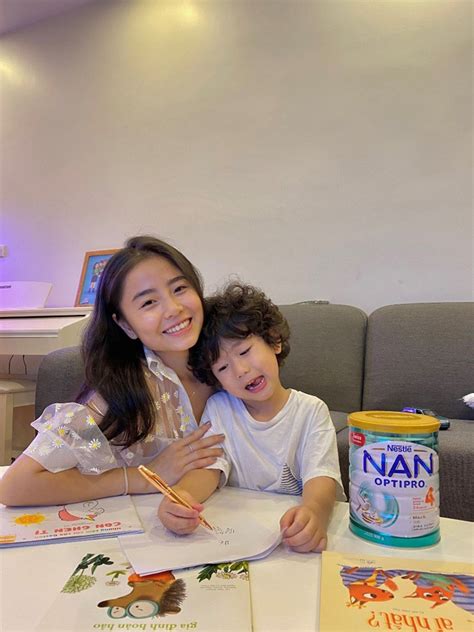 Hot mom Nam Thương bất ngờ khi con trai có khả năng nhận biết chữ và ngôn ngữ vượt trội