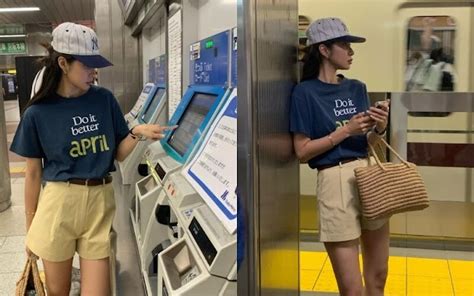 Cô gái diện bikini đi tàu metro bất chấp mọi người xung quanh gây tranh