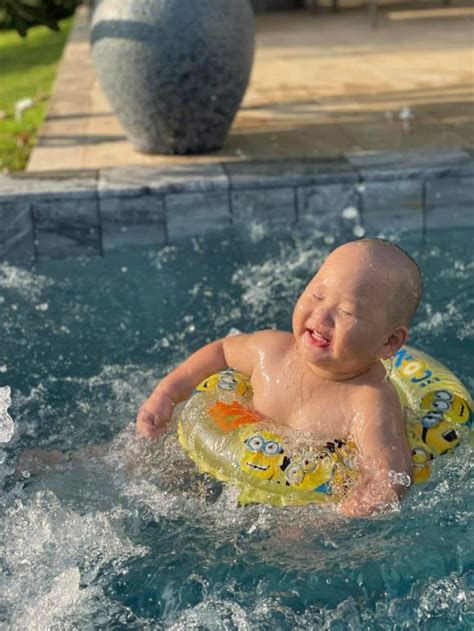 Trà My idol khoe đường cong gợi cảm khi diện bikini ở Vũng Tàu nhưng con trai út lại chiếm spotlight