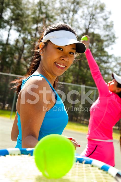 Foto De Stock Estilo De Vida Saludable Dos Damas En La Cancha De Tenis