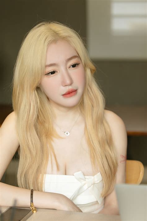 Elly Trần nàng hot girl mang vẻ đẹp sexy JW388
