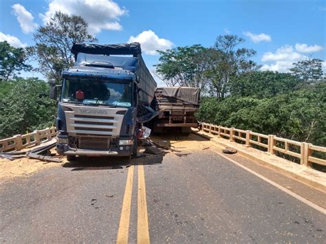 Batida entre carreta e caminhão deixa motorista morto na BR 040 em