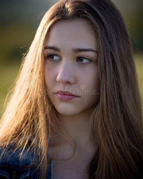 Belle Fille De Ladolescence Avec Lépaule Nue Image Stock Image Du