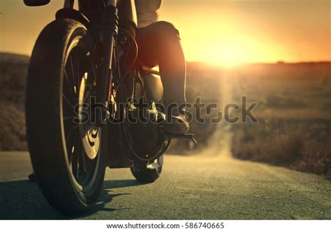 Foto De Stock Sobre El Motociclista En La Carretera Editar Ahora