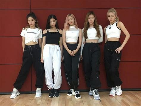 ITZY Photos In ICY Video Dance Practice Gaya Model Pakaian Korea