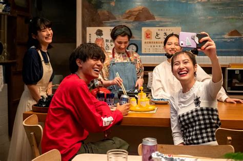 連続テレビ小説「おかえりモネ」第74話。楽しい一夜を過ごした（左から）未知（蒔田彩珠）亮（永瀬廉）菜津（マイコ）百音（清原果耶）明日美（恒松