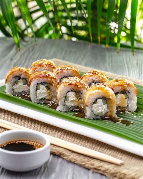 Seitenansicht Sushi Rollen Mit Aal Mit Ingwer Wasabi Und Sojasauce Auf