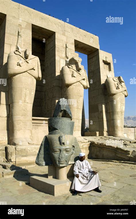 Egypt, Thebes, Ramesseum, giant statues, Egyptians Stock Photo - Alamy