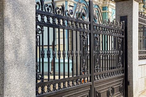 Understanding Different Types of Commercial Gates - Hartsell Brothers ...