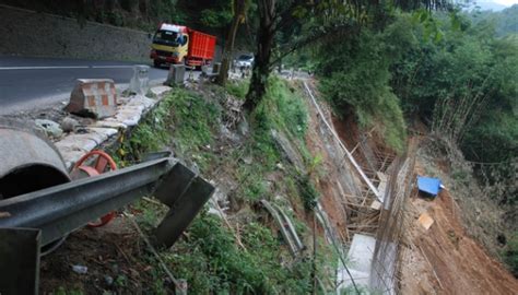 Konstruksi Tebing Longsor Di Jalur Mudik Cadas Pangeran Sumedang Foto