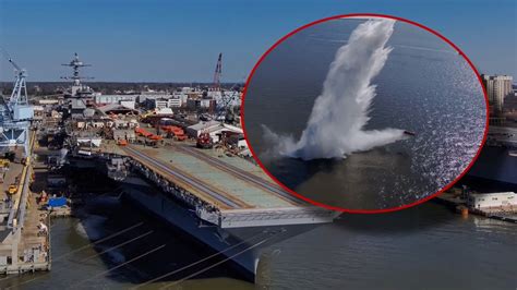 Lotniskowiec USS John F Kennedy katapultuje ciężkie samochody do rzeki