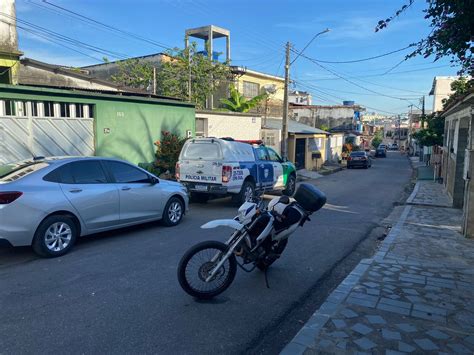 Bandidos Fazem Fam Lia De Ref M E Roubam Mais De R Mil E Armas