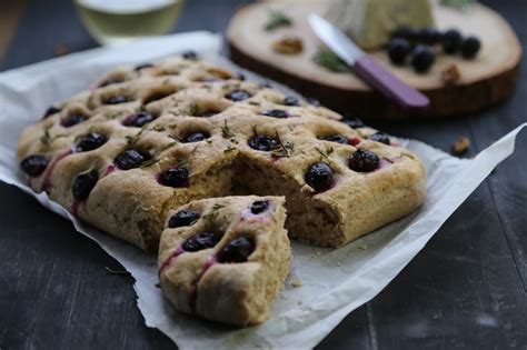 Focaccia farine complète aux raisins noirs et au romarin On dine