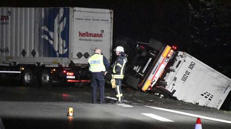 Lkw Unfall Mit Gefahrgut Auf Der A2 In Bielefeld Autobahn Gesperrt