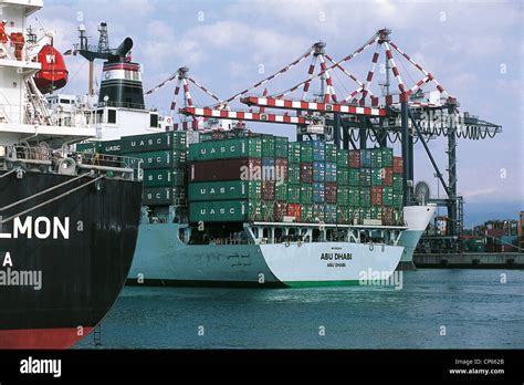 CALABRIA GIOIA TAURO PORT container ship Stock Photo - Alamy